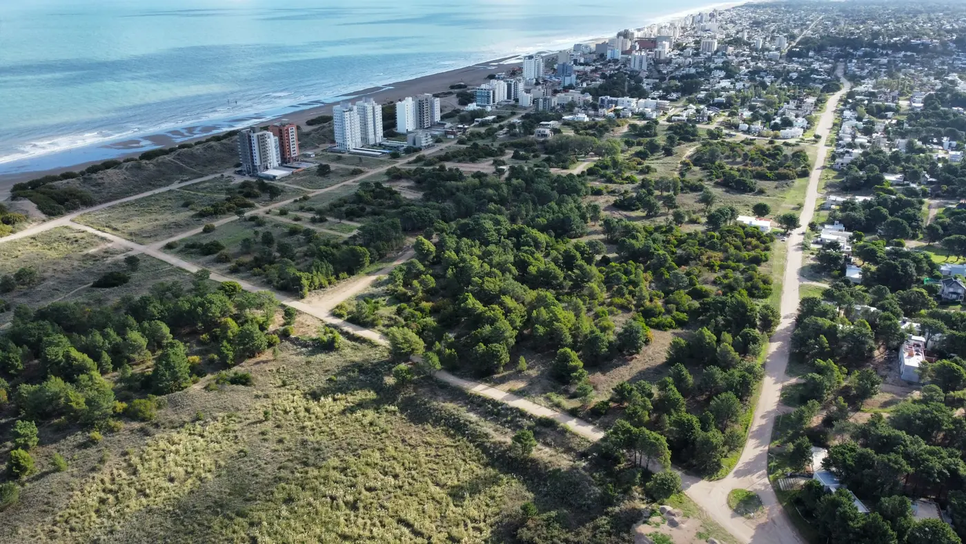 Vista aérea de Monte Hermoso del Este: el monte, la playa y la ciudad al fondo
